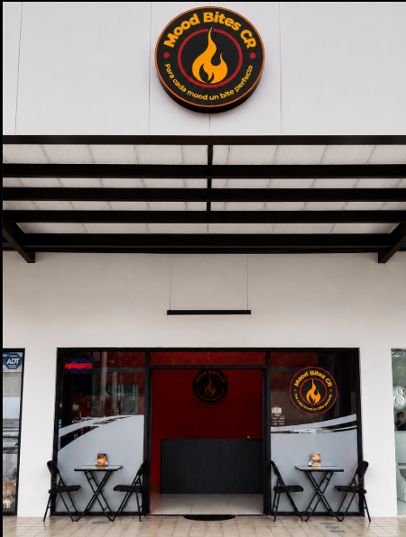 Fachada del local de Mood Bites CR en Lagunilla, Heredia, iluminada de noche